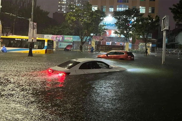 Xe ngập trong mưa lũ ở Đà Nẵng, bảo hiểm chi trả thế nào-1