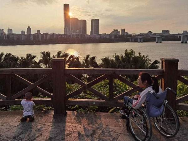 Chồng đạp xe đưa vợ bệnh nặng đi du lịch bụi-4