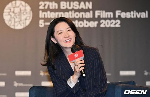 Còn đâu nhan sắc thời đóng Nàng Dae Jang Geum, Lee Young Ae gây thất vọng vì lộ dấu hiệu lão hóa-3