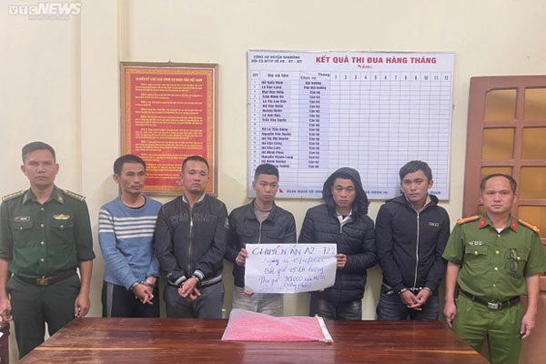 Vứt hàng chục nghìn viên ma tuý rồi bỏ chạy khi thấy lực lượng chức năng-1