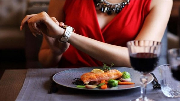 Thường xuyên ăn tối sau 19h, cơ thể bạn sẽ đối mặt với những sự thay đổi nào?-1