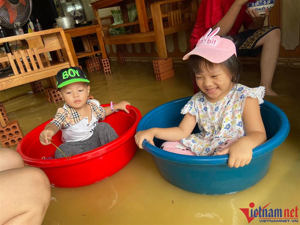 Nước lũ bủa vây Thừa Thiên-Huế, 2 người tử vong-3