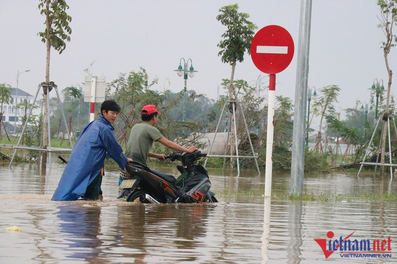 Nước lũ bủa vây Thừa Thiên-Huế, 2 người tử vong-4