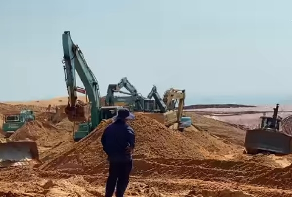 Thông tin mới nhất vụ sạt lở mỏ titan, 4 người bị vùi lấp ở Bình Thuận-1