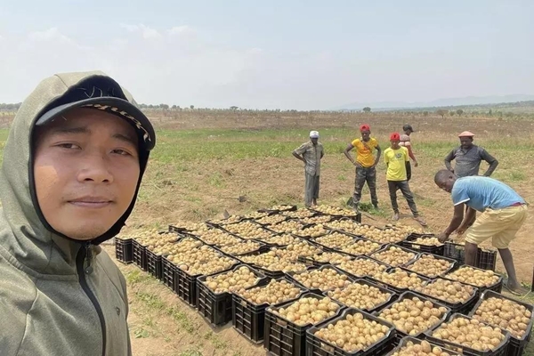 Nghiện nhưng không ngại, Quang Linh khắc tên Thùy Tiên trên cánh đồng, netizen: Lên đồ ăn cưới thôi-6