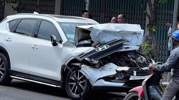 Camera vụ nữ tài xế lái Mazda lấn làn, tông trực diện xe bồn chở xăng ở Hải Phòng-1