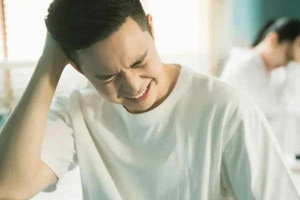 Thấy chị dâu túng thiếu, tôi cho 5 triệu rồi ngỡ ngàng với việc chị làm-1