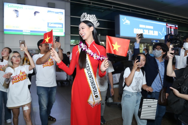 Bảo Ngọc về nước sau đăng quang Hoa hậu Liên lục địa: Người hâm mộ vây kín, Mai Phương và Minh Triệu ra đón-1