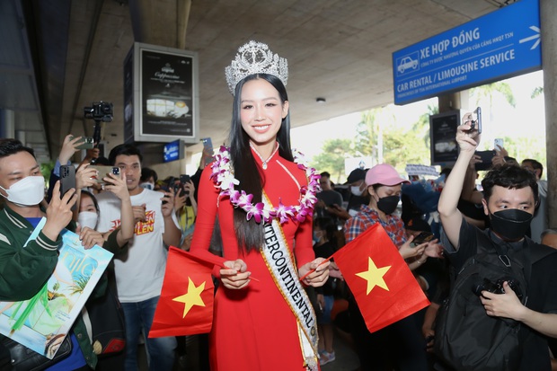 Bảo Ngọc về nước sau đăng quang Hoa hậu Liên lục địa: Người hâm mộ vây kín, Mai Phương và Minh Triệu ra đón-2
