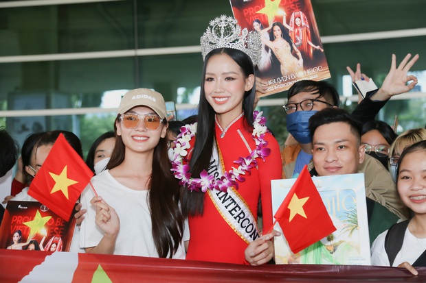 Bảo Ngọc về nước sau đăng quang Hoa hậu Liên lục địa: Người hâm mộ vây kín, Mai Phương và Minh Triệu ra đón-9