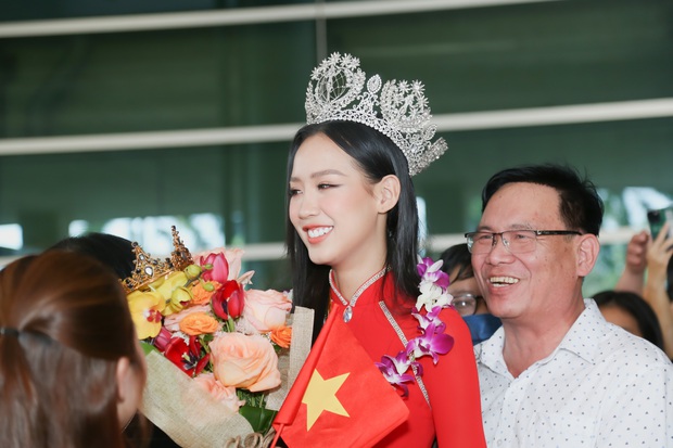Bảo Ngọc về nước sau đăng quang Hoa hậu Liên lục địa: Người hâm mộ vây kín, Mai Phương và Minh Triệu ra đón-3
