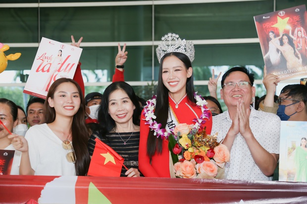 Bảo Ngọc về nước sau đăng quang Hoa hậu Liên lục địa: Người hâm mộ vây kín, Mai Phương và Minh Triệu ra đón-4