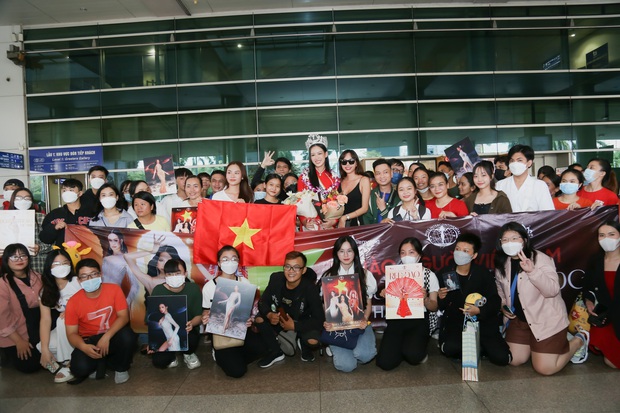 Bảo Ngọc về nước sau đăng quang Hoa hậu Liên lục địa: Người hâm mộ vây kín, Mai Phương và Minh Triệu ra đón-10