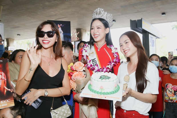 Bảo Ngọc về nước sau đăng quang Hoa hậu Liên lục địa: Người hâm mộ vây kín, Mai Phương và Minh Triệu ra đón-7