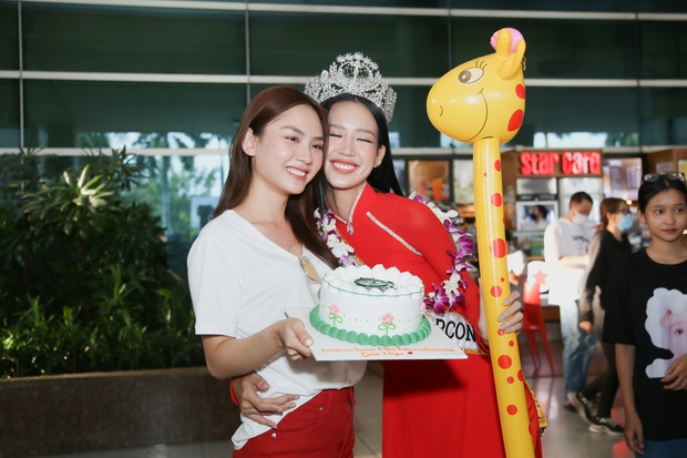 Bảo Ngọc về nước sau đăng quang Hoa hậu Liên lục địa: Người hâm mộ vây kín, Mai Phương và Minh Triệu ra đón-5
