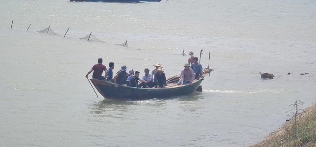 Bé trai 5 tuổi rơi xuống sông tử vong khi đi thả lưới cùng bố mẹ-3