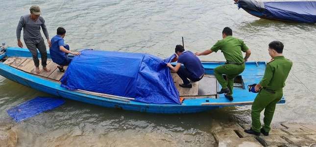 Bé trai 5 tuổi rơi xuống sông tử vong khi đi thả lưới cùng bố mẹ-2