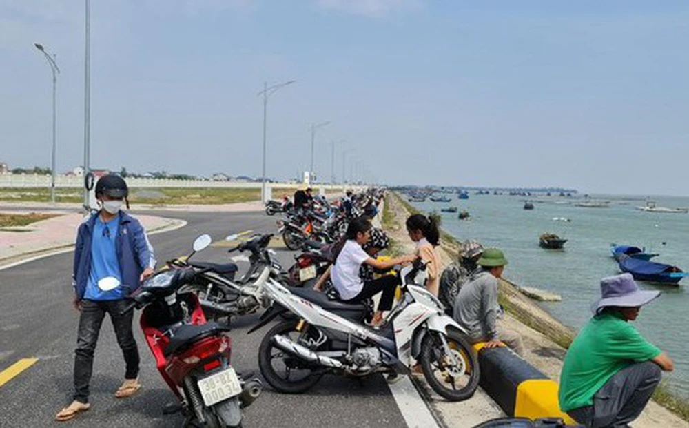 Bé trai 5 tuổi rơi xuống sông tử vong khi đi thả lưới cùng bố mẹ-1
