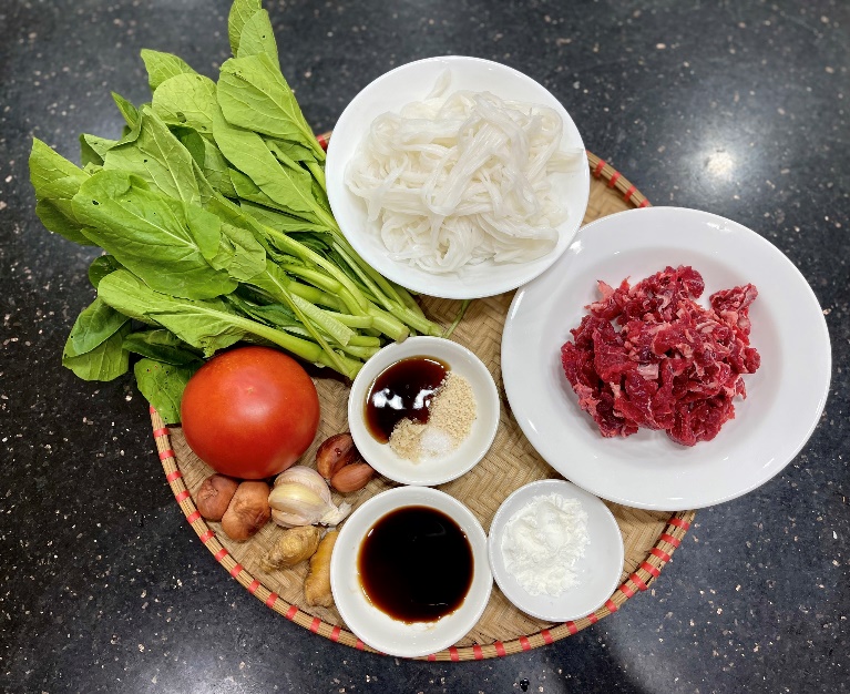 Vào bếp trổ tài làm phở bò xào giòn đổi món cho cả nhà-1