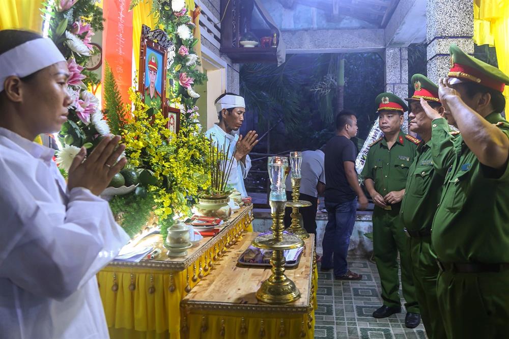 Nghẹn ngào tang lễ Trung úy tử nạn trong mưa lũ ở Đà Nẵng: Nó nói đưa bà con ra khỏi vùng nguy hiểm rồi về liền...-1