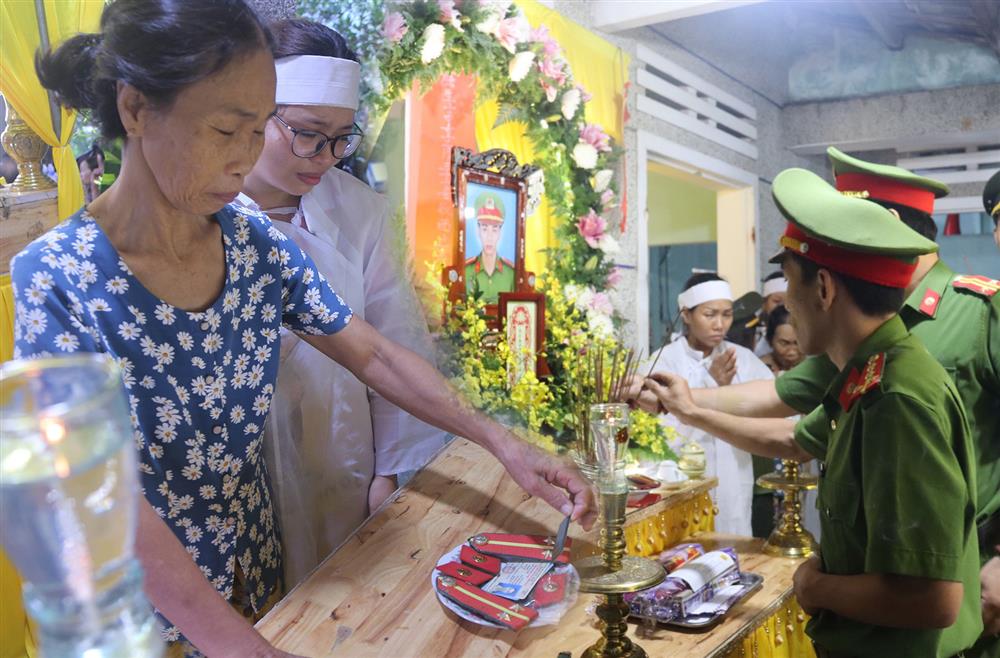 Nghẹn ngào tang lễ Trung úy tử nạn trong mưa lũ ở Đà Nẵng: Nó nói đưa bà con ra khỏi vùng nguy hiểm rồi về liền...-4