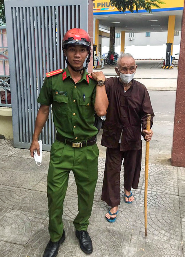 Nghẹn ngào tang lễ Trung úy tử nạn trong mưa lũ ở Đà Nẵng: Nó nói đưa bà con ra khỏi vùng nguy hiểm rồi về liền...-5