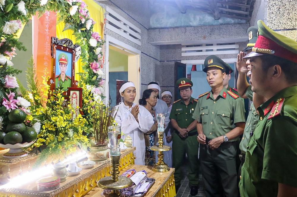 Nghẹn ngào tang lễ Trung úy tử nạn trong mưa lũ ở Đà Nẵng: Nó nói đưa bà con ra khỏi vùng nguy hiểm rồi về liền...-7