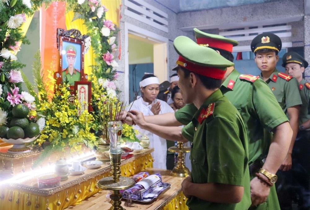 Nghẹn ngào tang lễ Trung úy tử nạn trong mưa lũ ở Đà Nẵng: Nó nói đưa bà con ra khỏi vùng nguy hiểm rồi về liền...-8