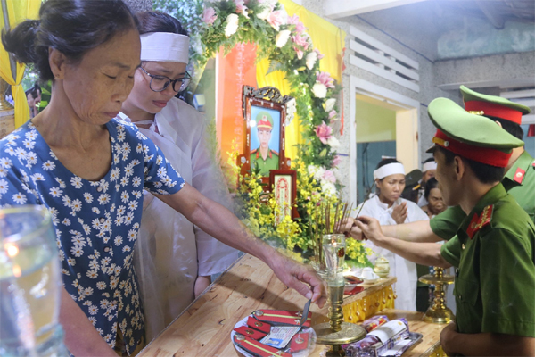 Nữ sinh bị lũ cuốn tử vong sau khi cứu em 5 tuổi đặt lên tấm ván-8