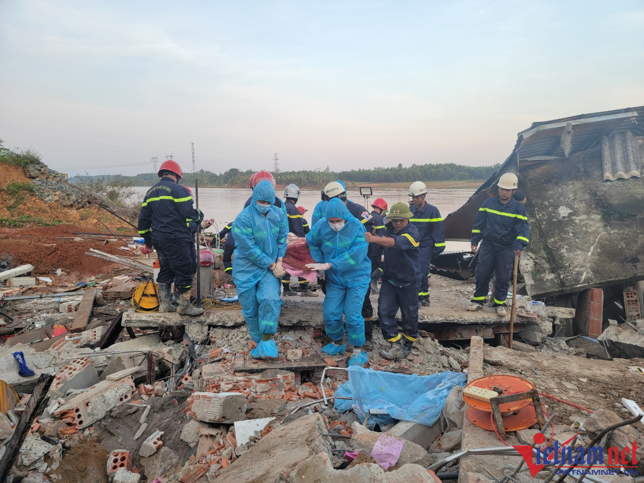 Tìm thấy thi thể người đàn ông trong căn nhà đổ sập bên sông Thạch Hãn-3