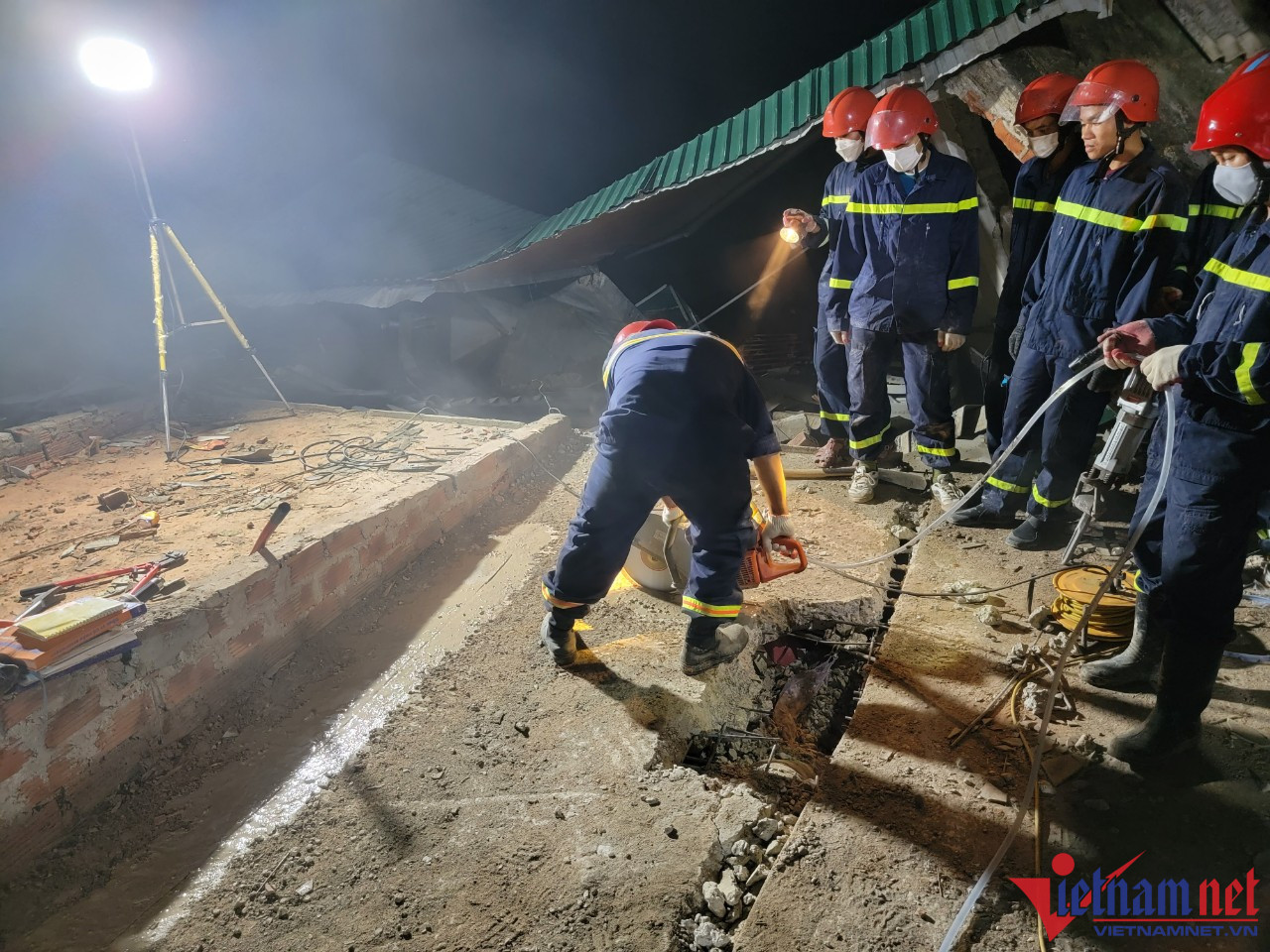 Tìm thấy thi thể người đàn ông trong căn nhà đổ sập bên sông Thạch Hãn-2