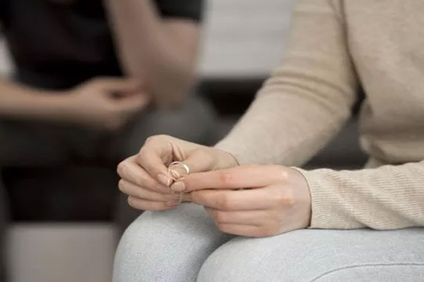 Người đàn ông tố vợ mang thai với người khác khi đang ly thân nhưng mẹ anh ta lại làm điều này để bảo vệ con dâu-1