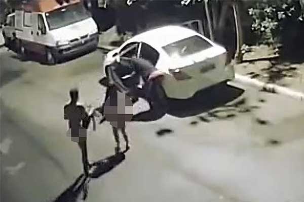 Mải ân ái trong ô tô, cặp đôi gặp ngay cướp xe-1