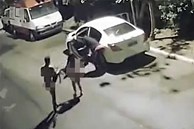 Mải 'ân ái' trong ô tô, cặp đôi gặp ngay cướp xe