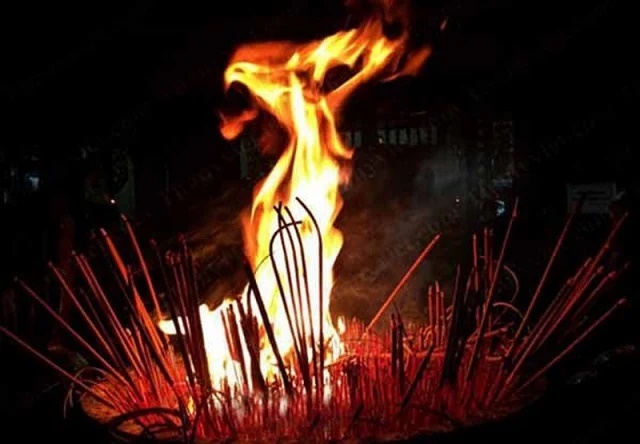 Bát hương có 1 trong 4 dấu hiệu này nên thay ngay, chớ giữ lại mất lộc, làm quanh năm chỉ thấy dư nợ-3