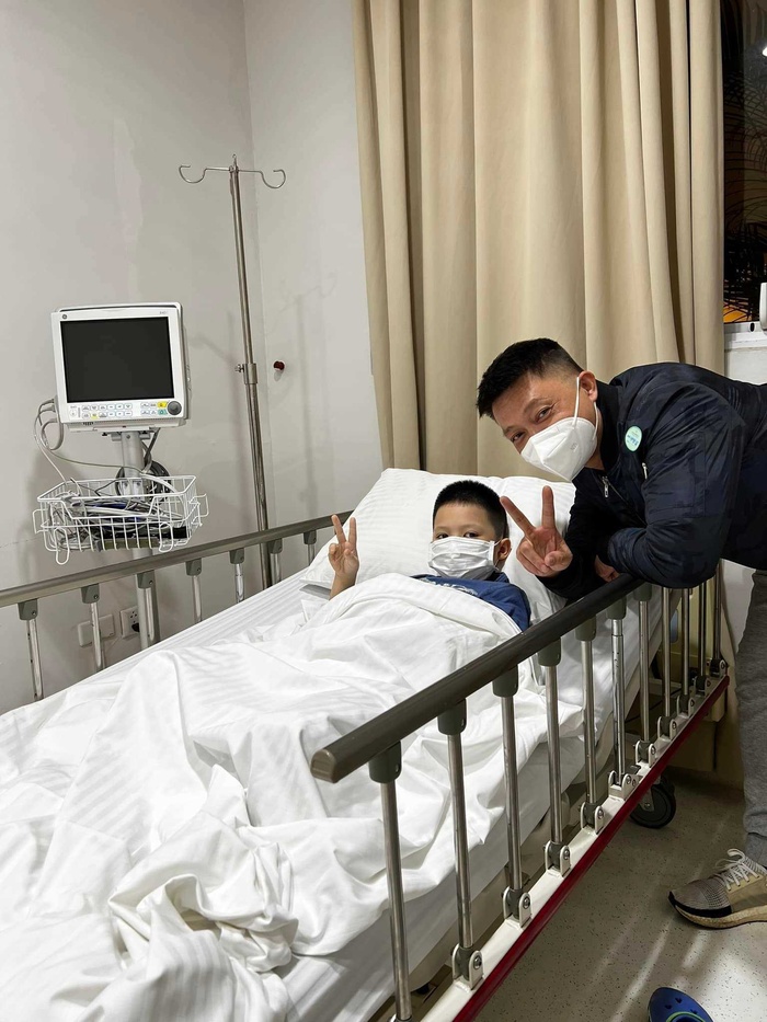 Con trai ngã xe phải bó bột BTV Quang Minh ân cần xử trí, để lại bài học dạy con tinh tế-2