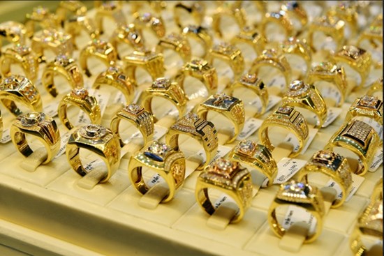 Giá vàng hôm nay 17/10: Vàng 'quay xe' tăng giá