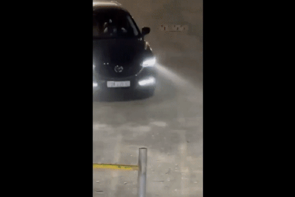 Giải cứu nam thanh niên leo lên nóc tượng đài trước chợ Đà Lạt-3