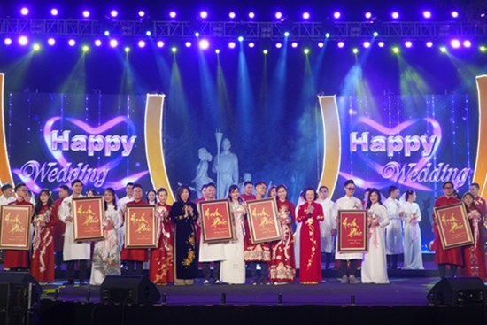 Vinh danh “Bảo vật tinh hoa làng nghề Việt Nam”, tổ chức “Đám cưới tập thể theo nếp sống mới” cho 18 cặp đôi