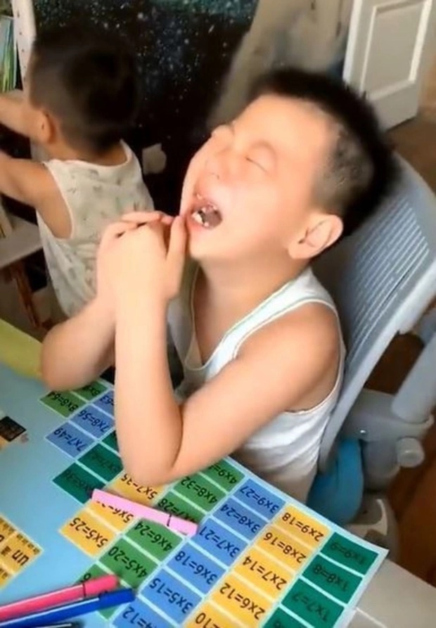 Cậu bé xung phong dạy em học Toán bỗng gào khóc nức nở sau 10 phút-1