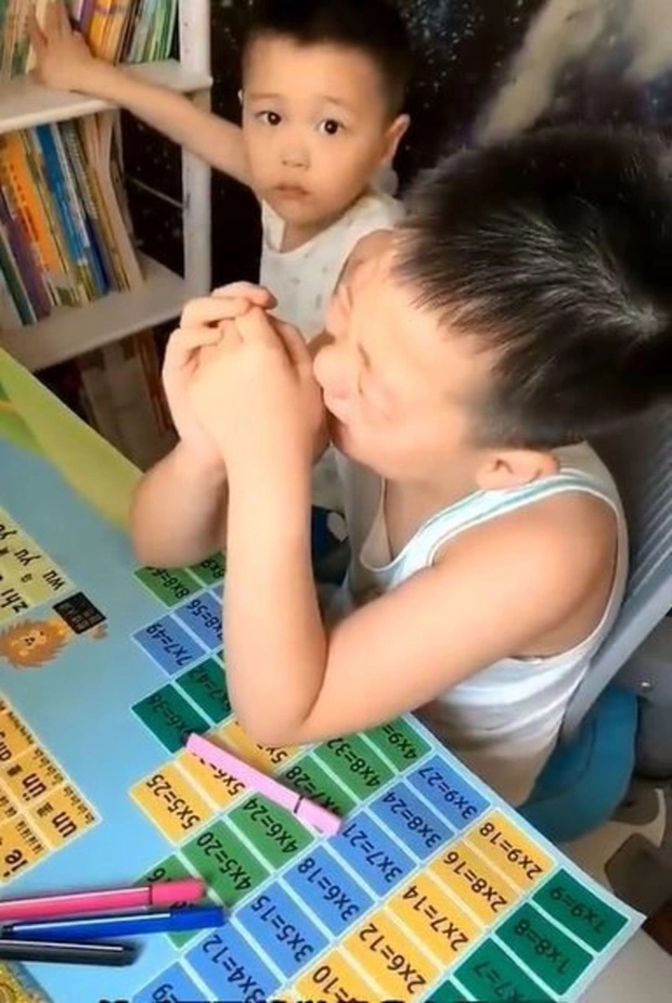 Cậu bé xung phong dạy em học Toán bỗng gào khóc nức nở sau 10 phút-2
