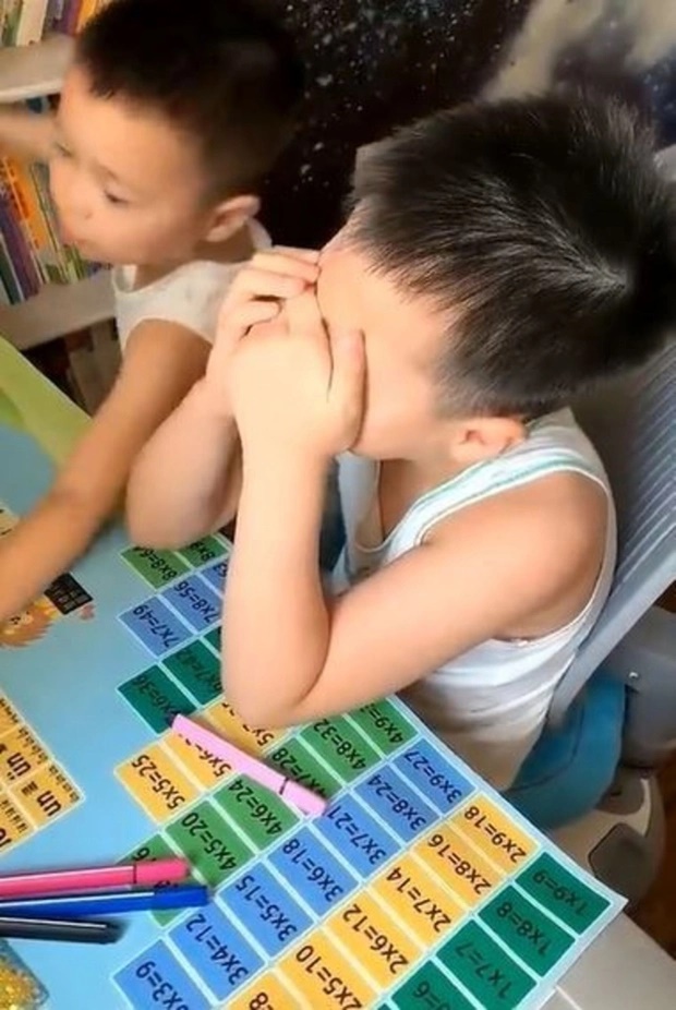 Cậu bé xung phong dạy em học Toán bỗng gào khóc nức nở sau 10 phút-3