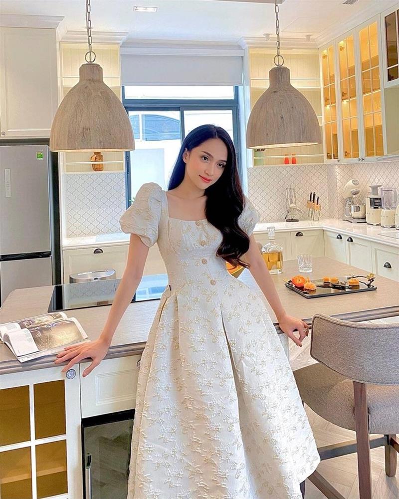 Toàn cảnh lâu đài ngốn 10 tỷ của Hoa hậu Hương Giang, nội thất toàn hàng tuyển theo phong cách Mỹ-1