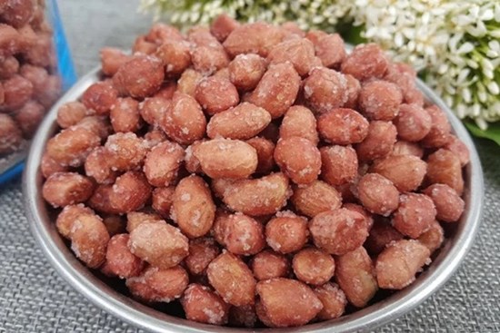 Rang lạc đừng cho ngay vào chảo: Làm thêm một bước lạc giòn tan, thơm phức, để cả tháng vẫn ngon