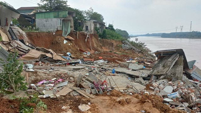 Vụ căn nhà cạnh sông Thạch Hãn đổ sập: Bố cố gắng đẩy con trai ra ngoài-1