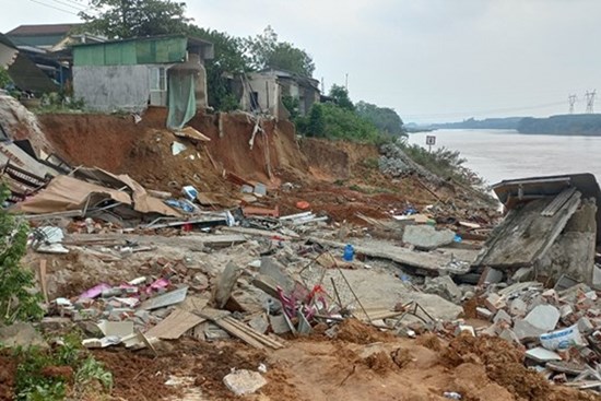 Vụ căn nhà cạnh sông Thạch Hãn đổ sập: Bố cố gắng đẩy con trai ra ngoài