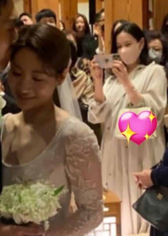 Hình ảnh hot nhất ngày hôm nay: Son Ye Jin lần đầu lộ bụng bầu to lùm lùm đi đám cưới-2