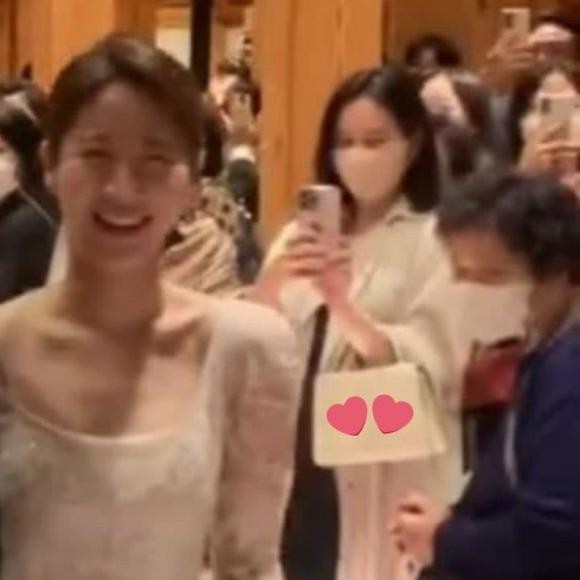 Hình ảnh hot nhất ngày hôm nay: Son Ye Jin lần đầu lộ bụng bầu to lùm lùm đi đám cưới-3