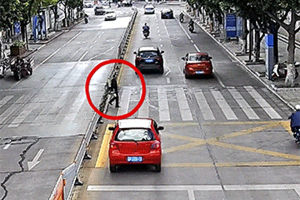 Clip: Ô tô gây tai nạn bỏ chạy, kéo lê xe máy gần 1km-1