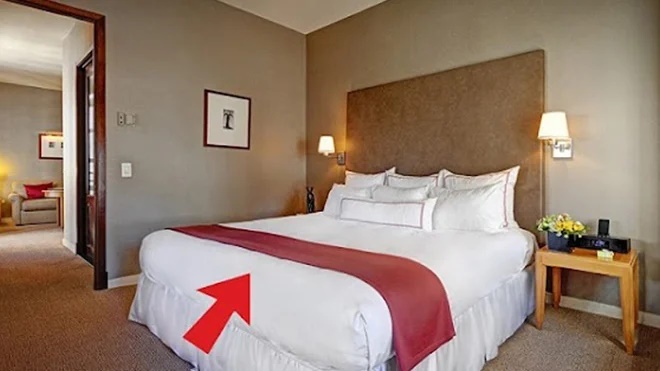 Khách sạn nào cũng để tấm khăn trải ngang giường: 90% người vào để lãng phí-2